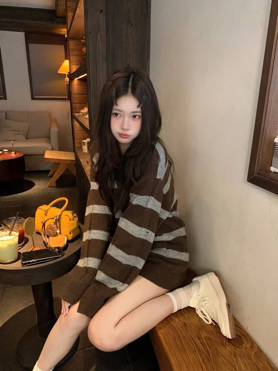 长头发的女人,手上有和平的标志。