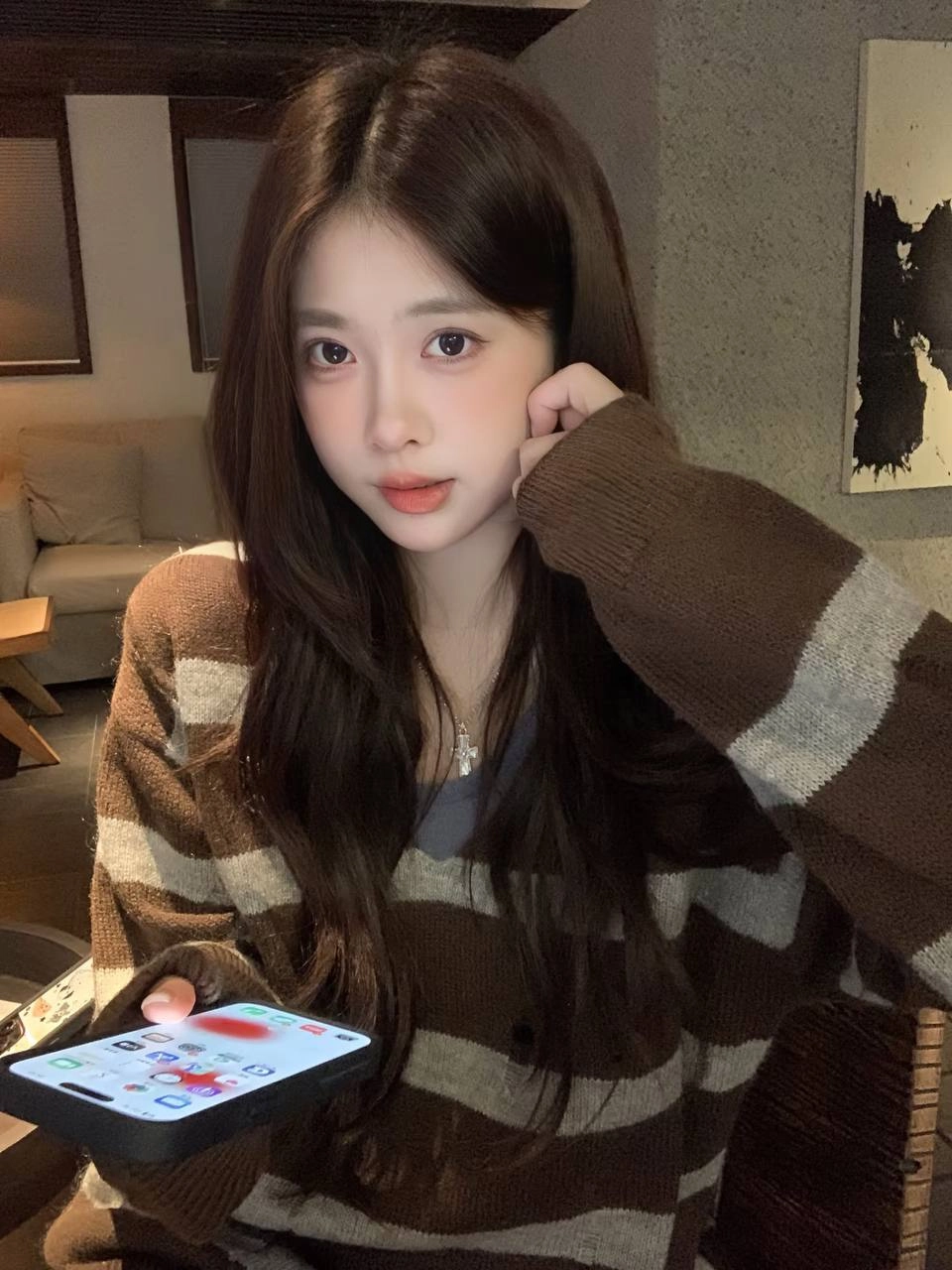 长头发的女人,手上有和平的标志。