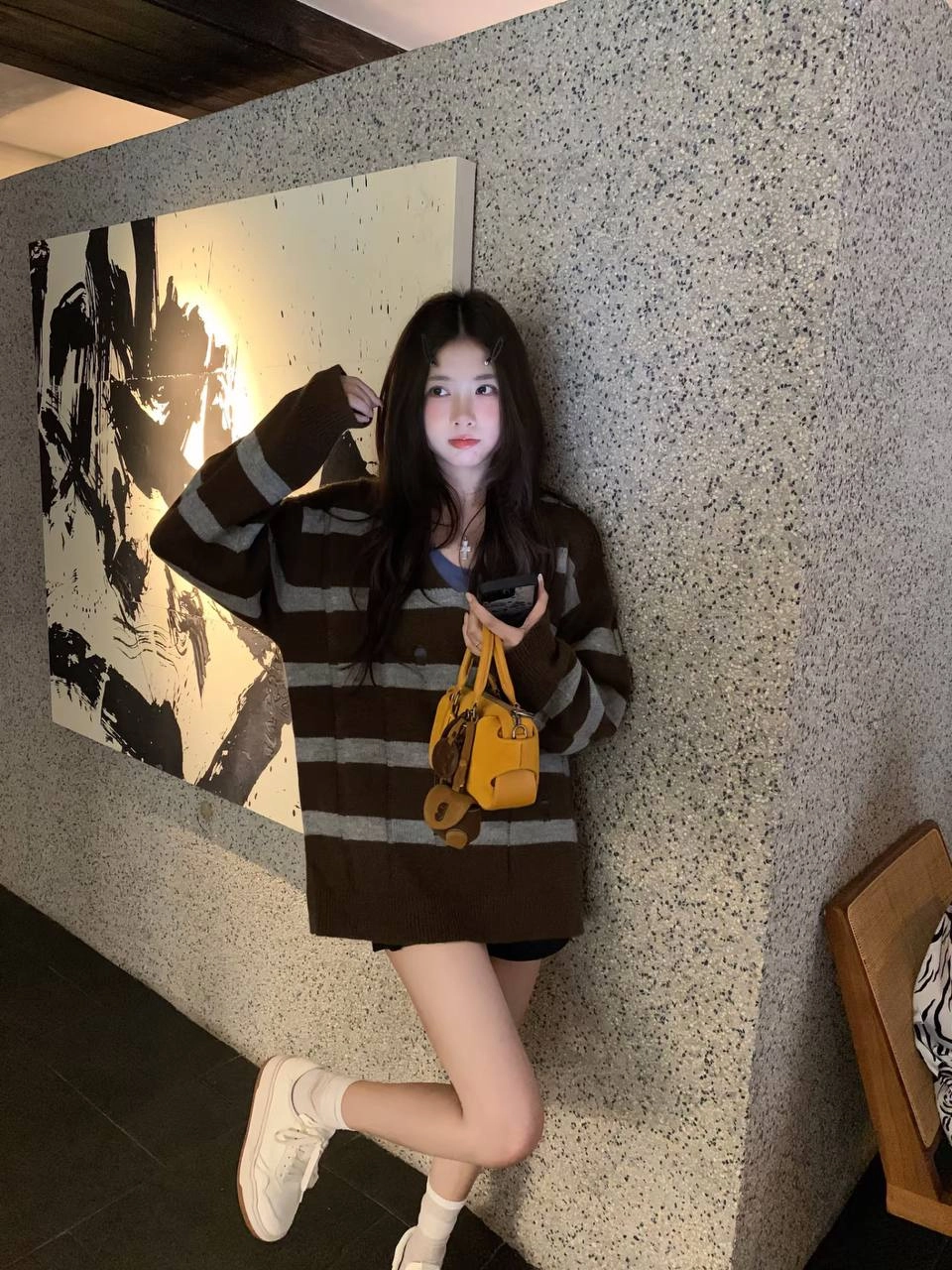 长头发的女人,手上有和平的标志。