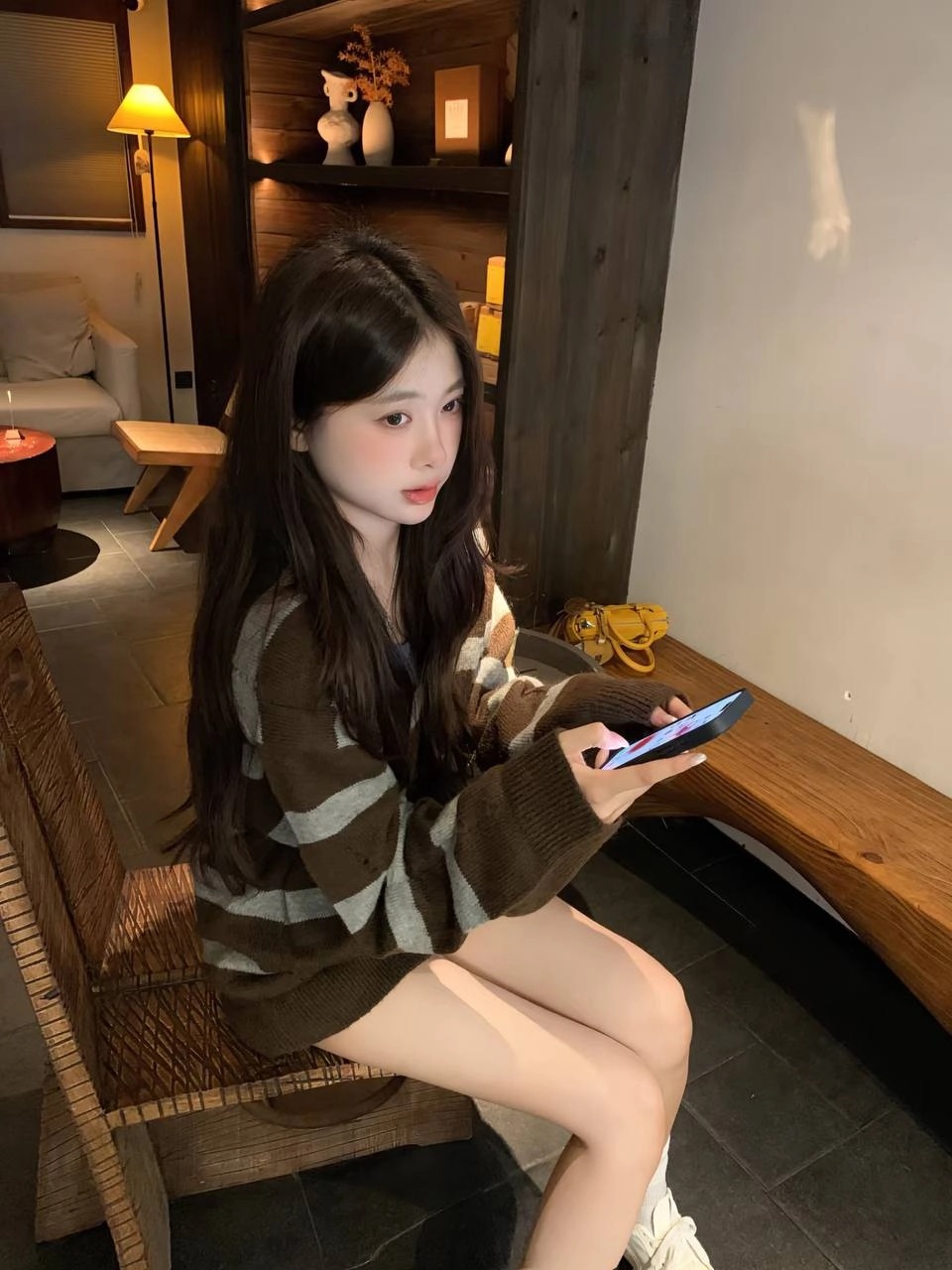 长头发的女人,手上有和平的标志。