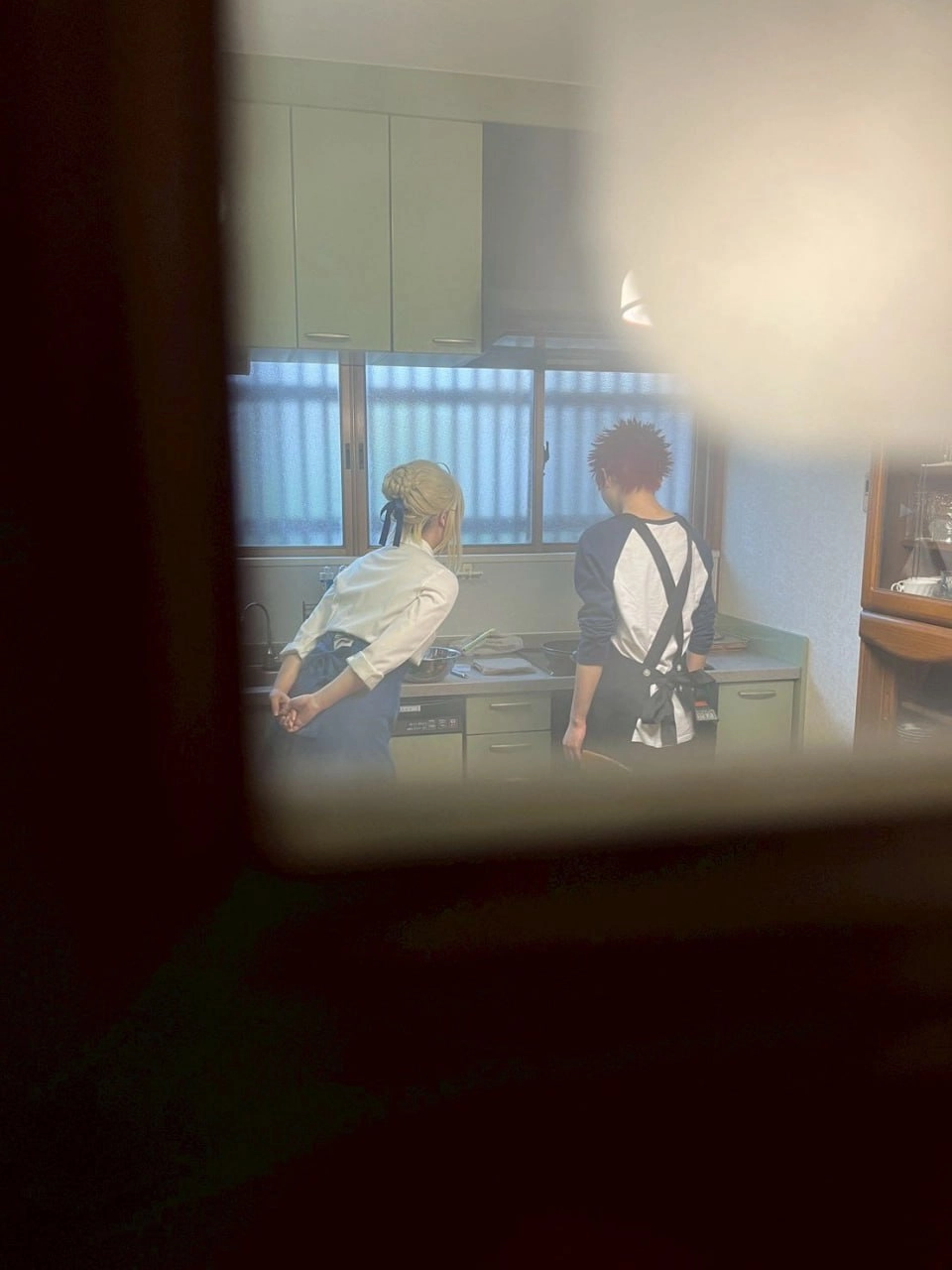 男人和一个女人站在厨房里。