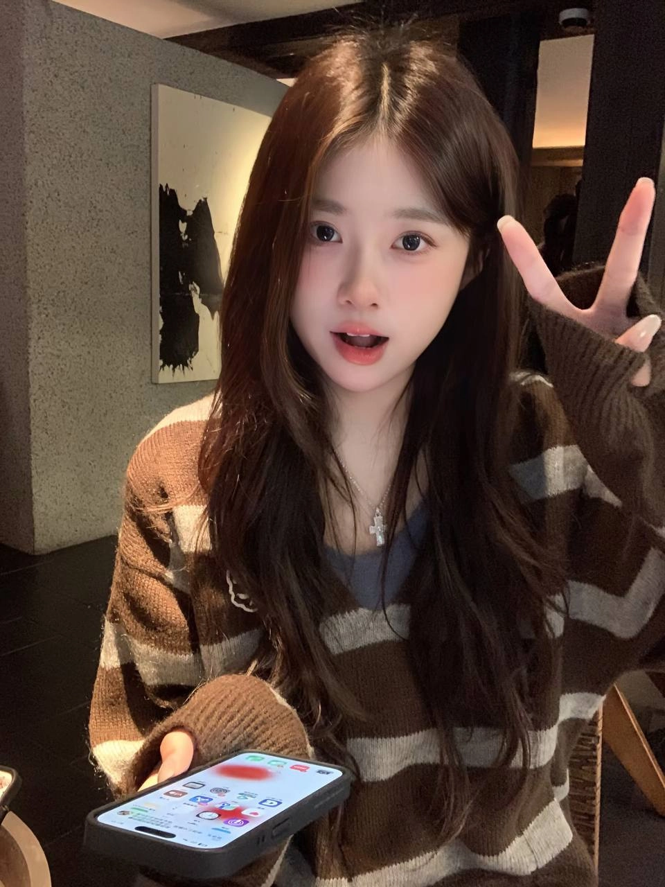 长头发的女人,手上有和平的标志。