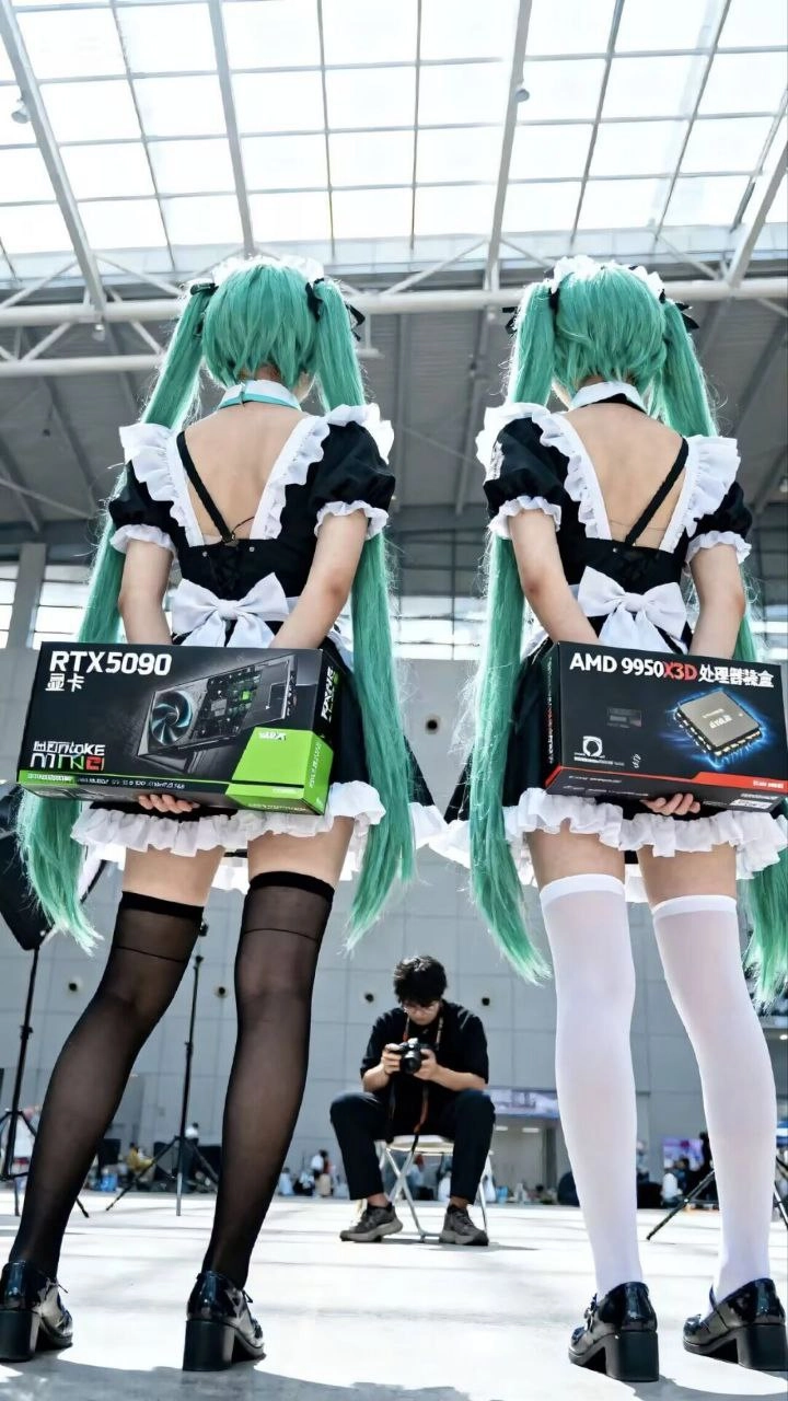 两个女人拿着电子箱。