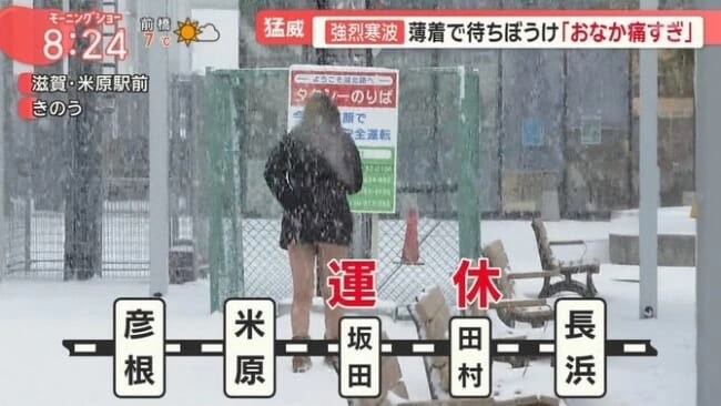 穿着黑色外套的女人站在雪地上。