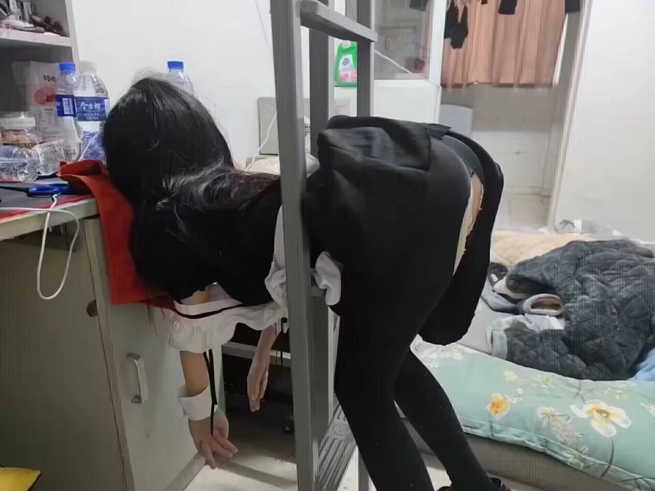 女孩挂在一个房间的架子上。