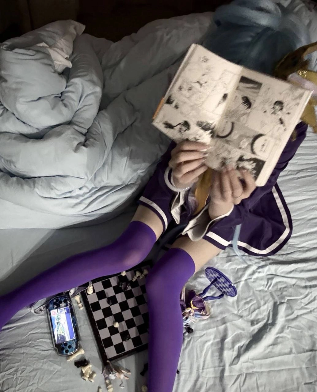 人在躺在床上时正在读一本书。