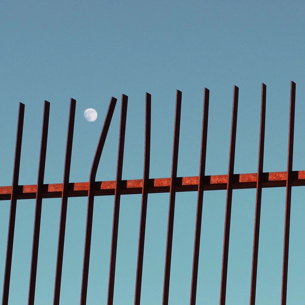 月亮可以通过一个围栏看到。