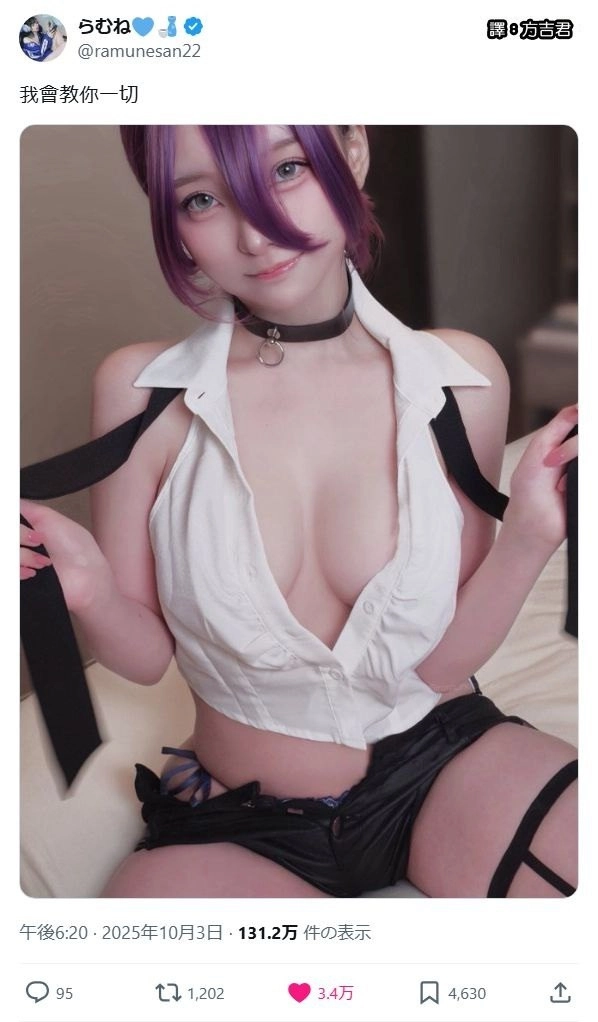 一位女人穿着一件白色衬衫和黑色裤子,戴着一件黑色领带。