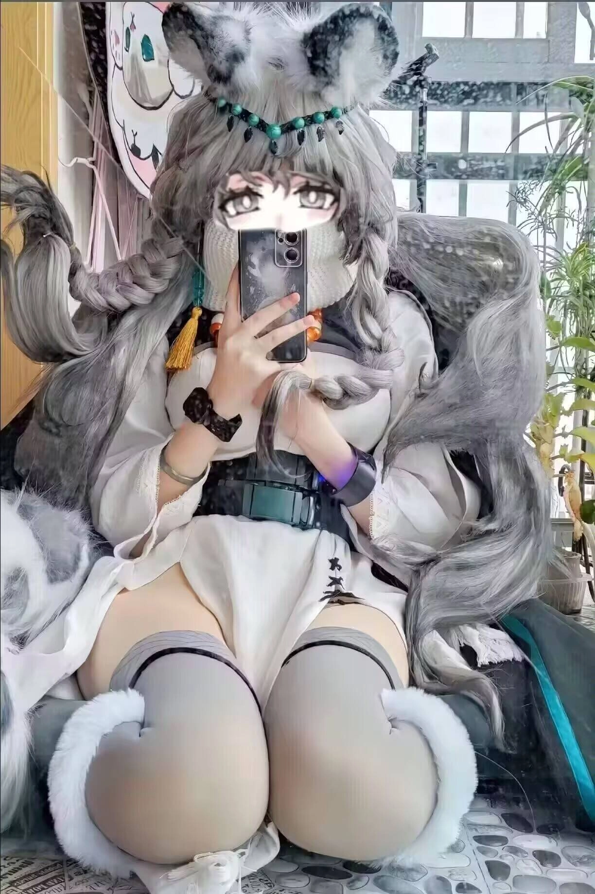 长头发的女人,手里拿着手机。