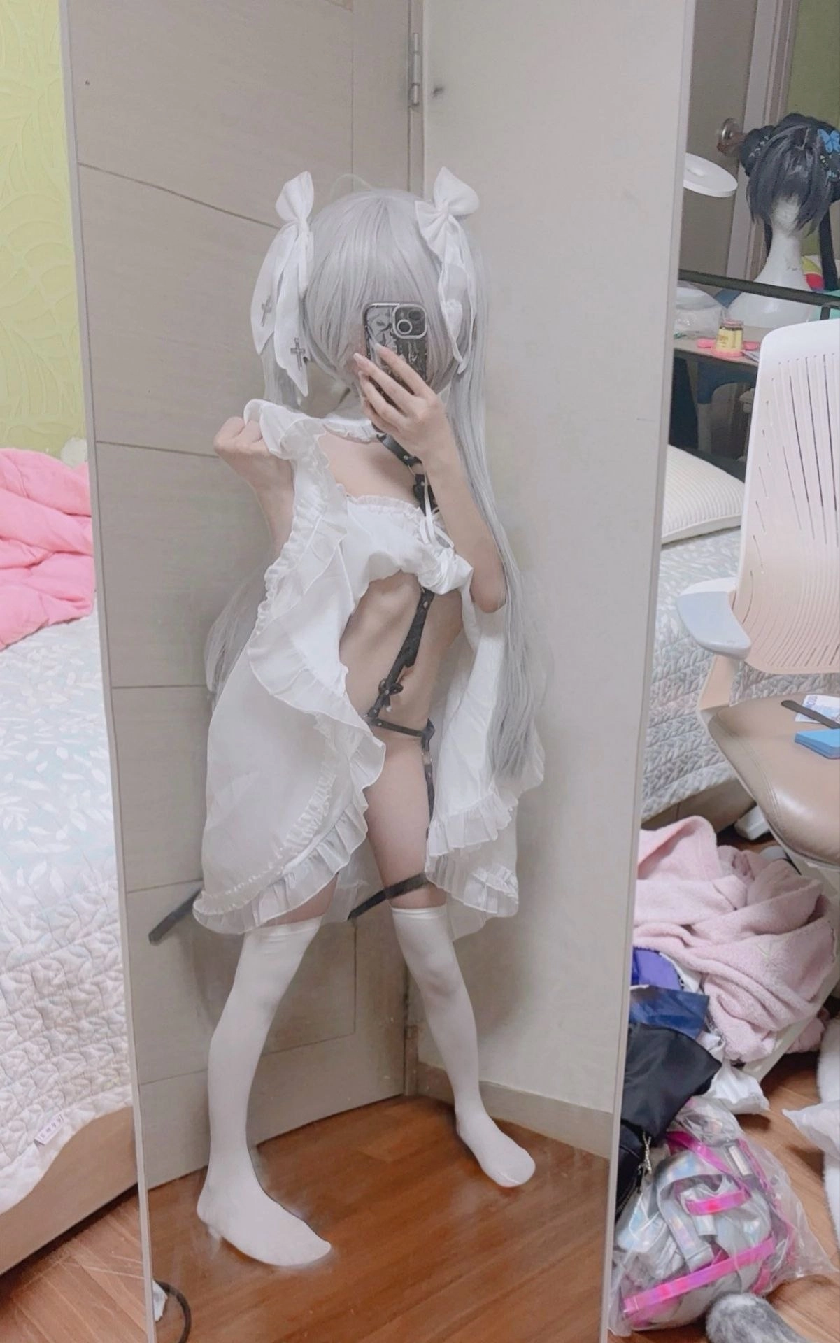 女人在镜子里拍自拍。