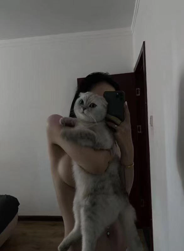 女人抱着一只猫