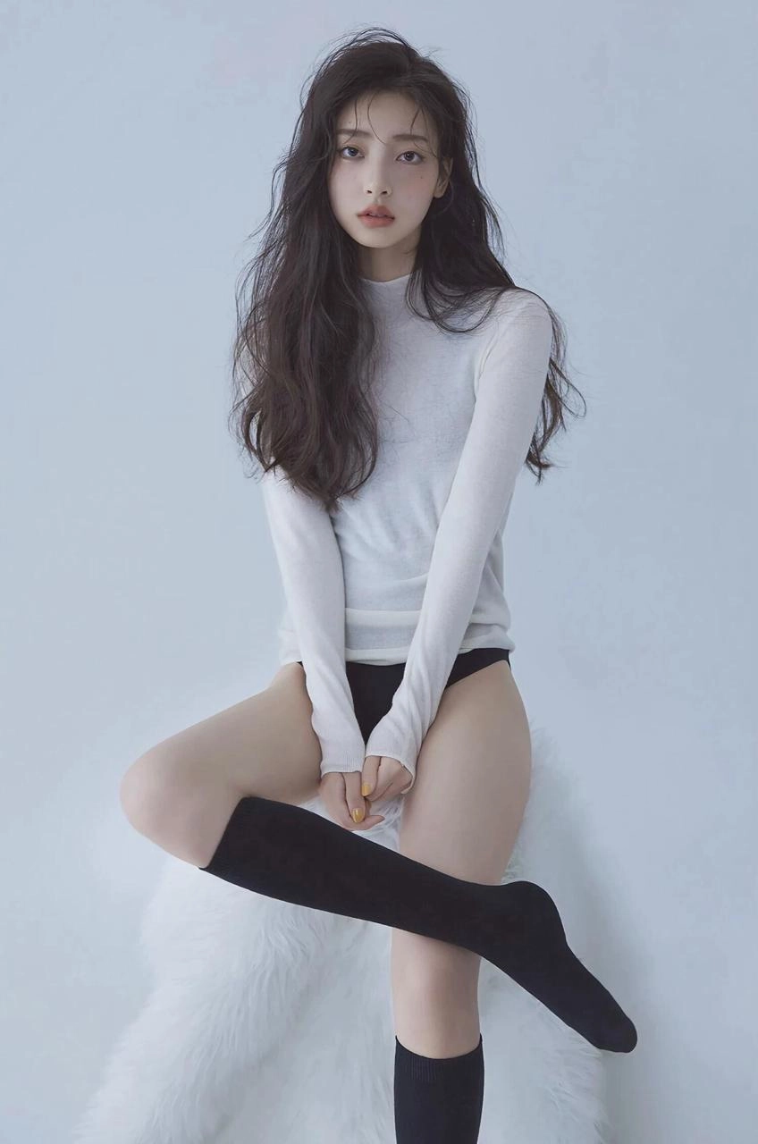 穿着白色衬衫的女人为一系列照片。