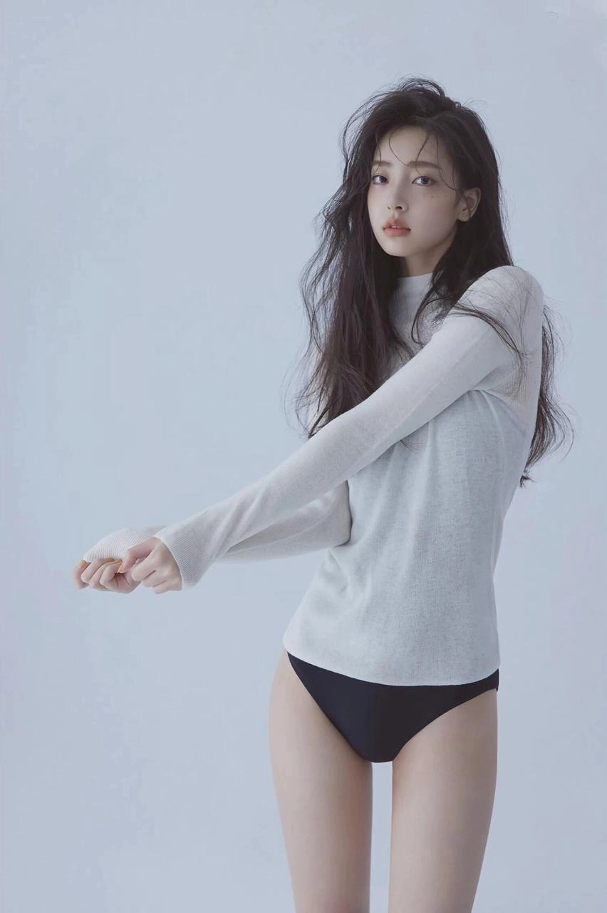 穿着白色衬衫的女人为一系列照片。