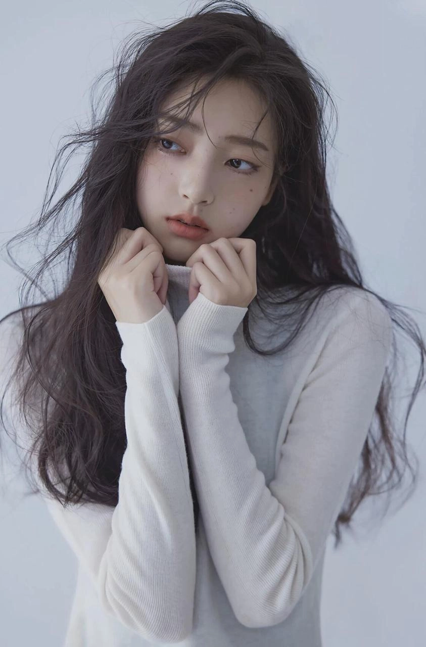 穿着白色衬衫的女人为一系列照片。