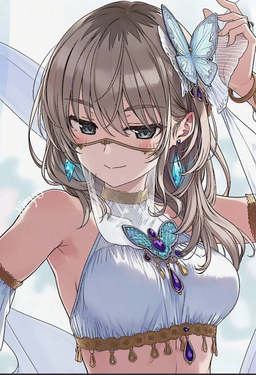 穿着白色裙子和蝴蝶项链的女人。