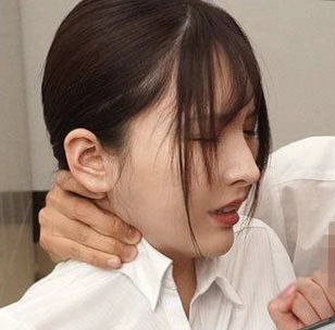 长头发的女孩和一件白色衬衫。