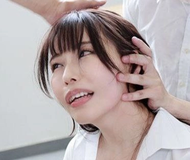 长头发的女孩和一件白色衬衫。