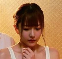 长头发的女孩和一件白色衬衫。