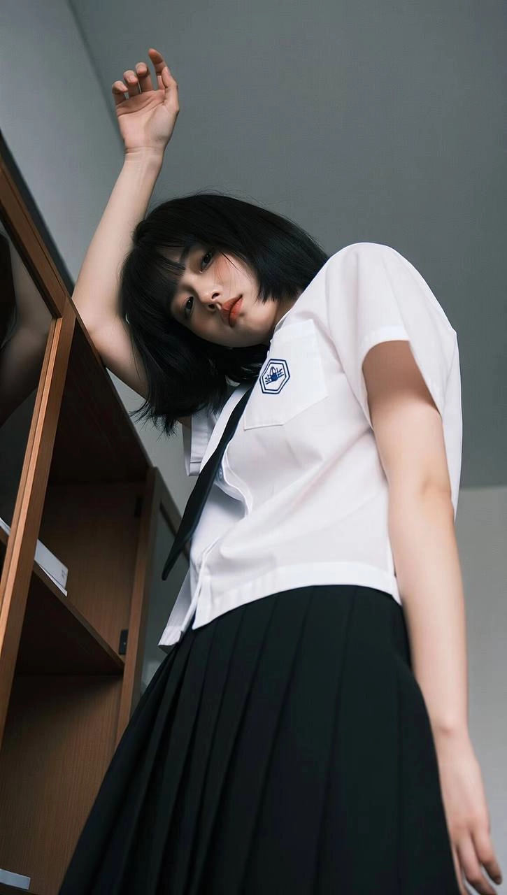 穿着白色衬衫和黑色裙子的女孩。