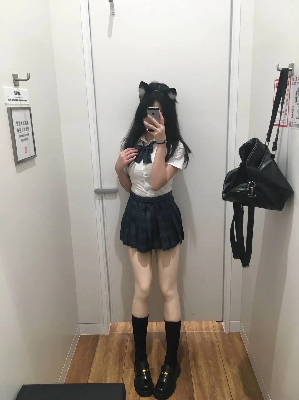 一位穿着白色衬衫和黑色衬衫的女人坐在椅子上。