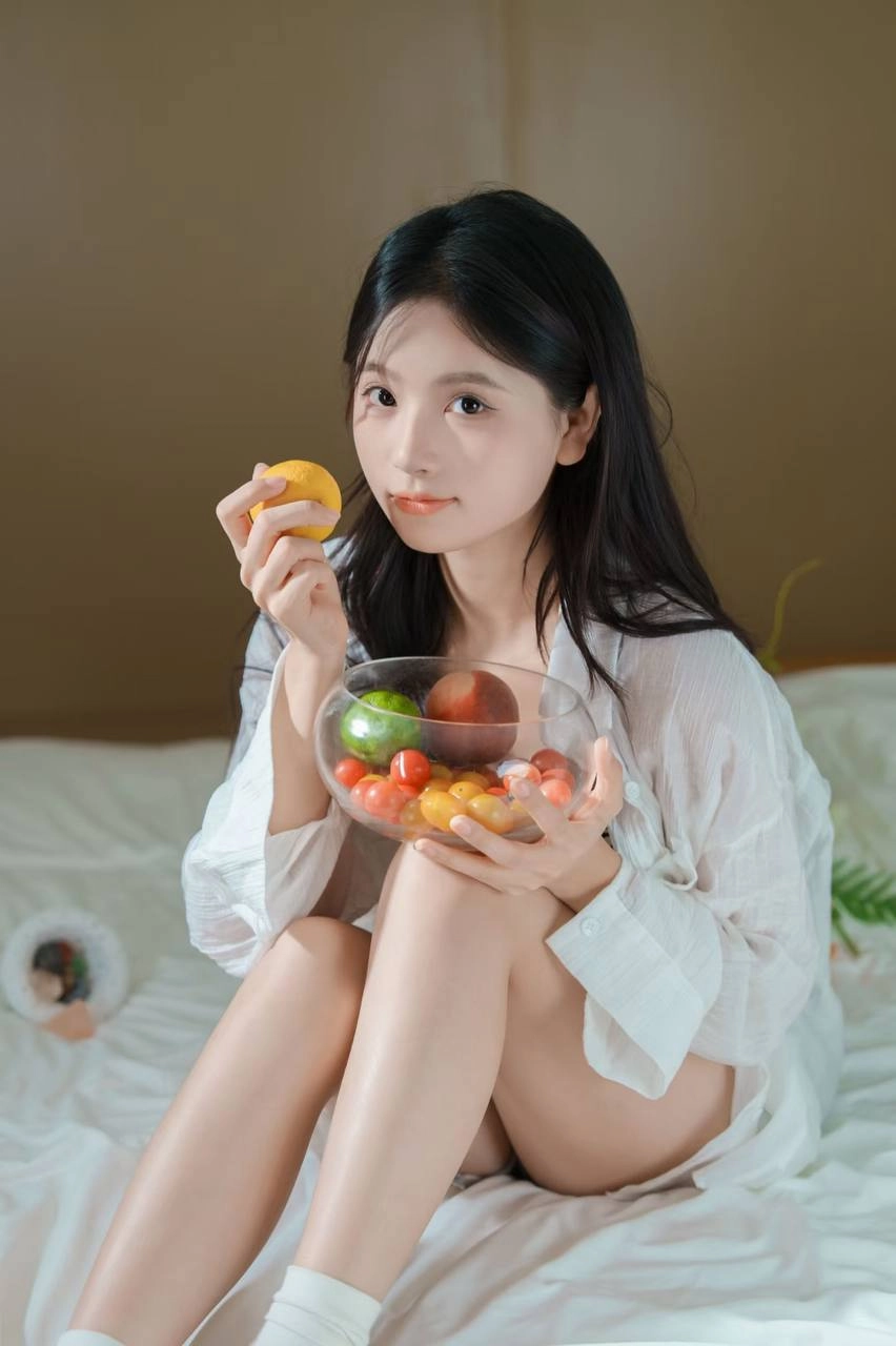 女人用水果和一瓶。