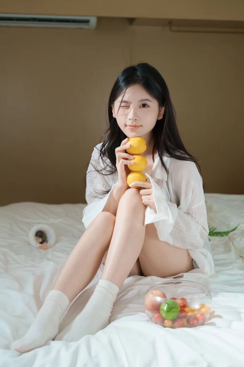 女人用水果和一瓶。