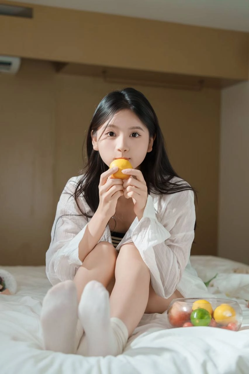 女人用水果和一瓶。