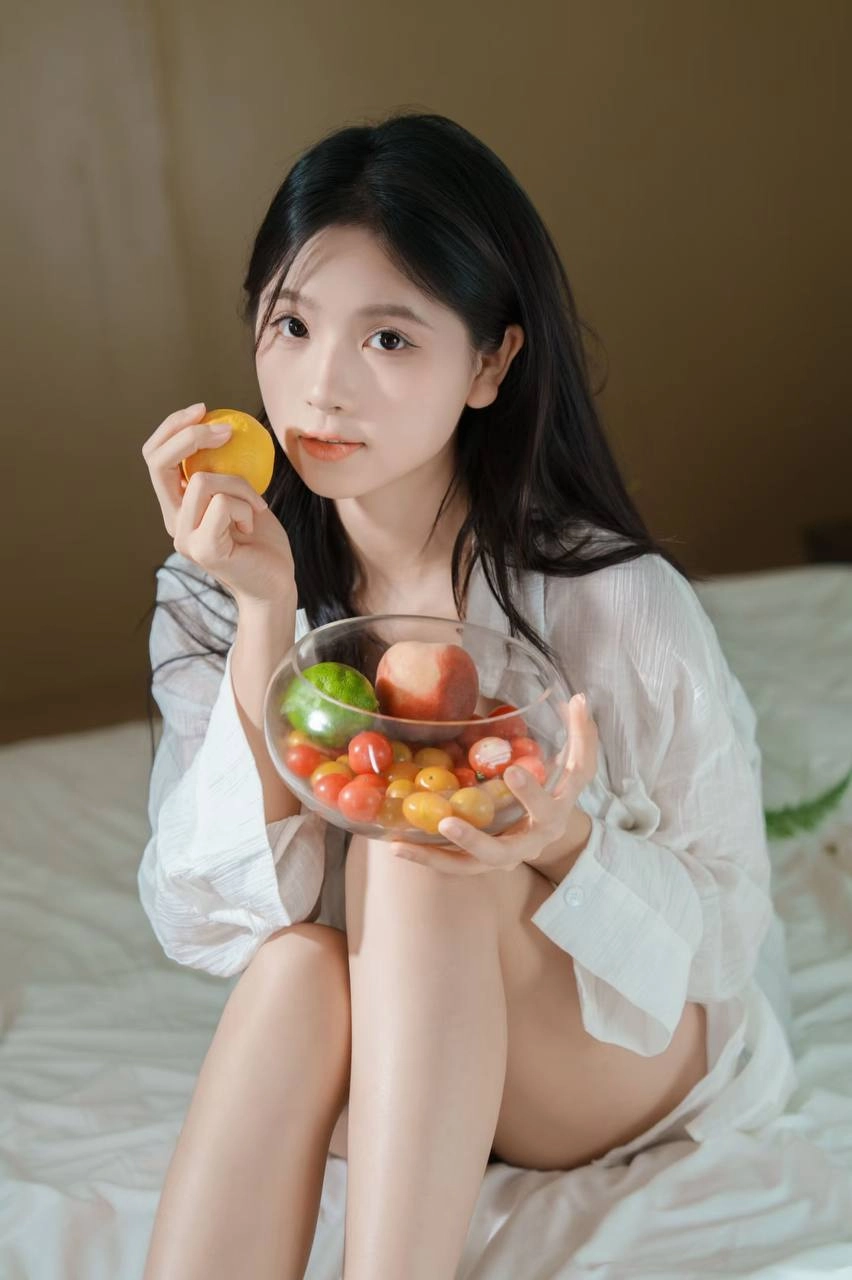 女人用水果和一瓶。