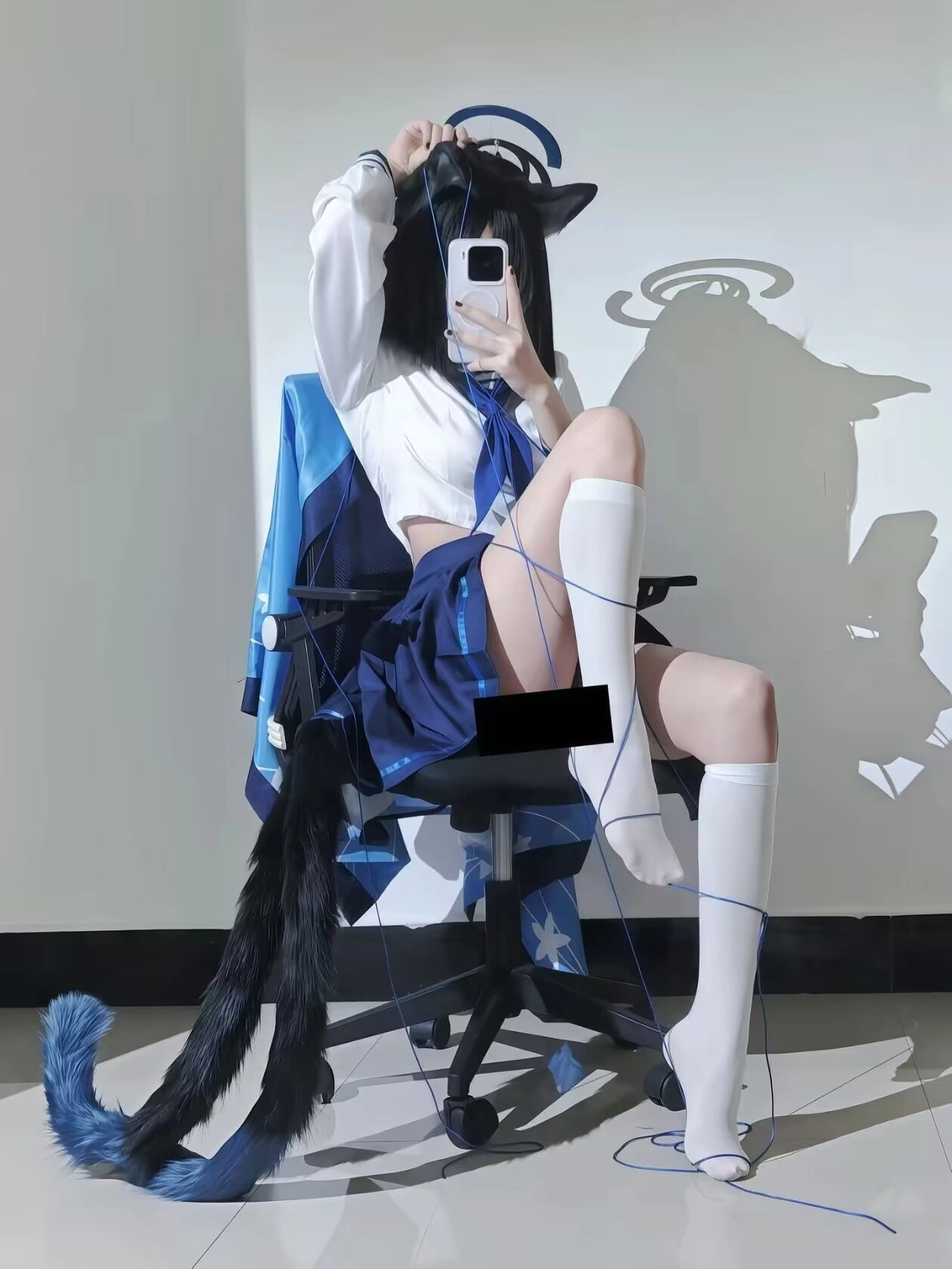 一位穿着猫服的女人拍了一张自拍。