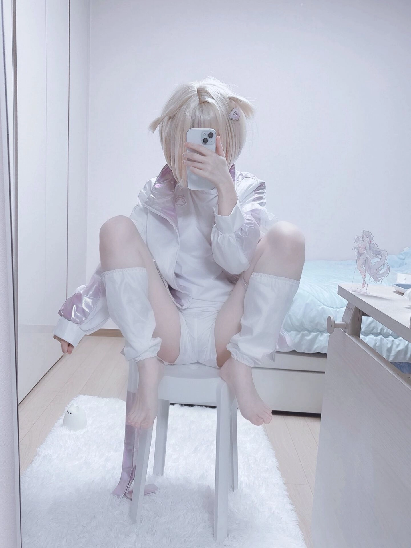 女人用手机拍自拍。