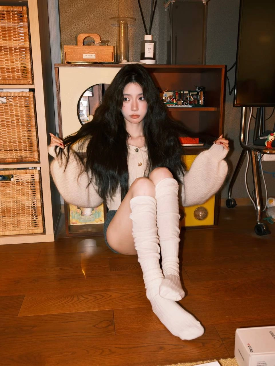 穿白色衬衫和黑色短裤的女人坐在一张桌子上。