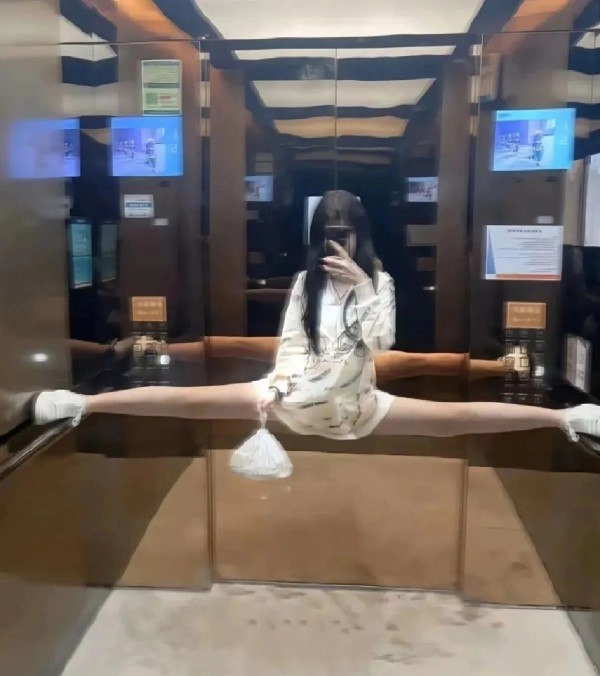 女人在电梯里拍个自拍。