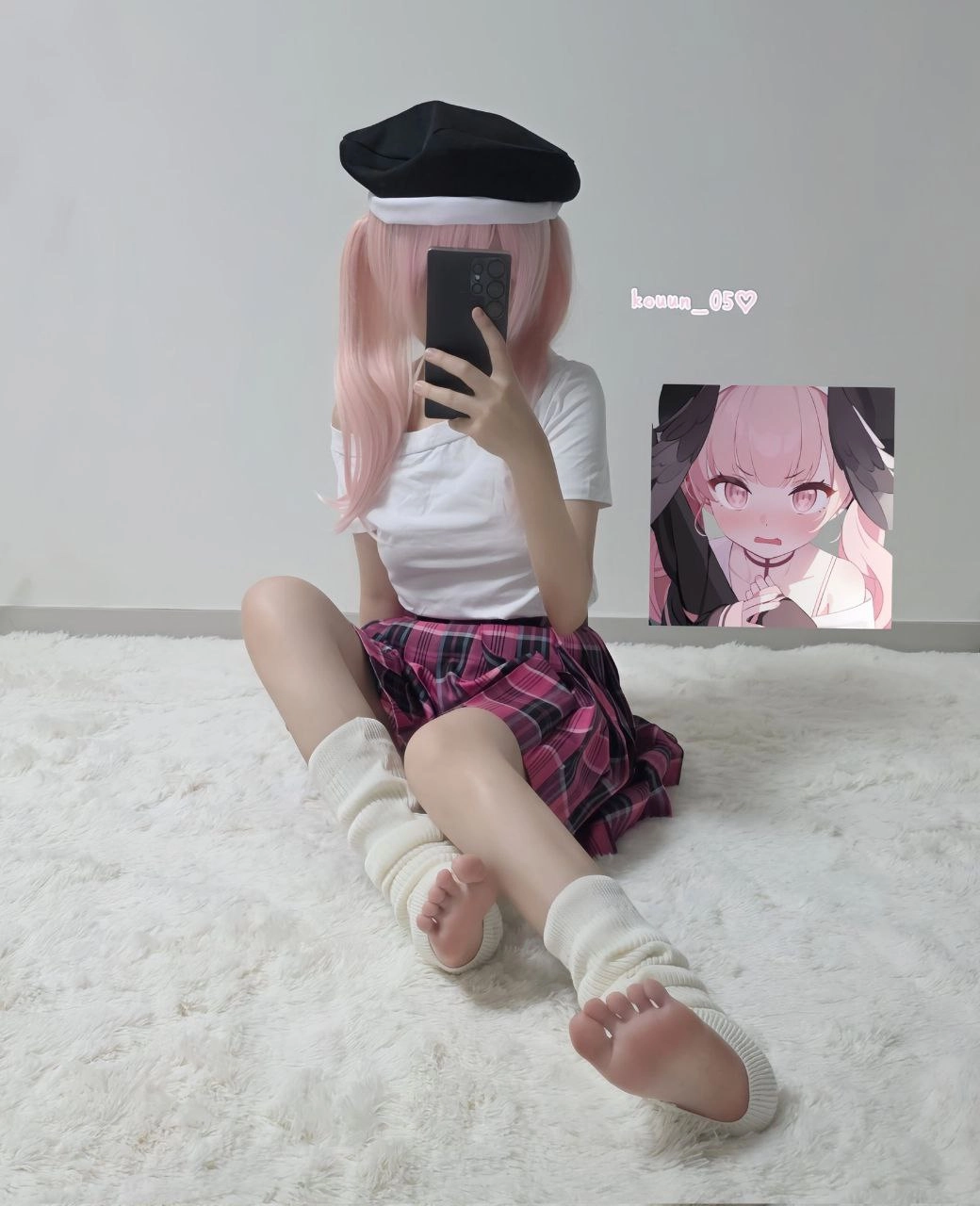 一位穿着白色衬衫和黑色帽子的女人拍了一张自拍。