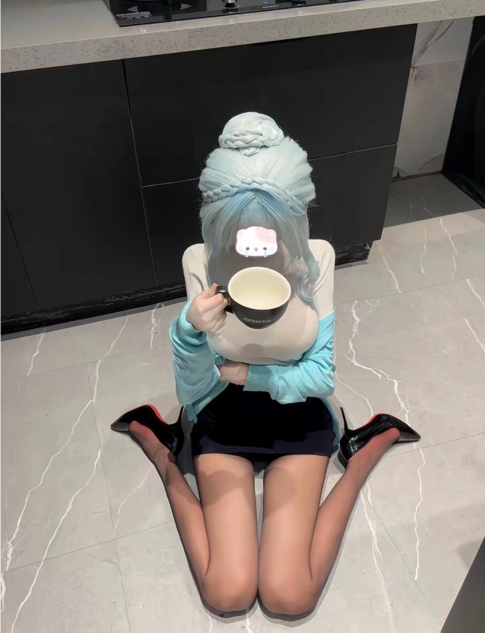 蓝头发的女人拿着一杯咖啡。