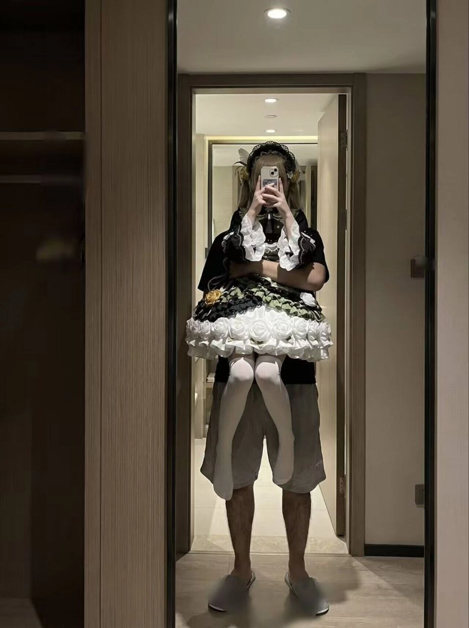 男人在镜子里拍自拍。