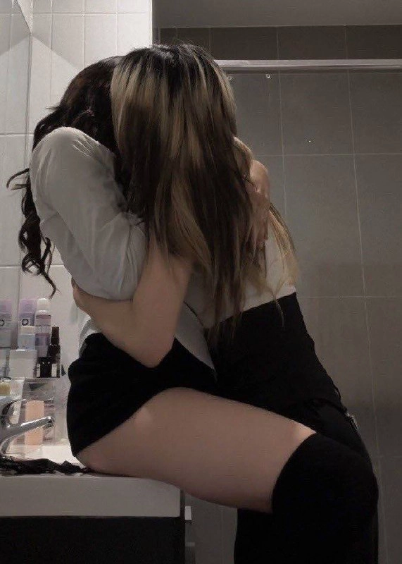 两个女孩在浴室里互相拥抱。