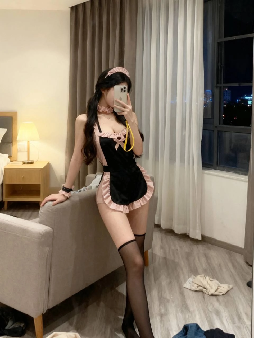 穿着女仆服的女人拍了一张自拍。