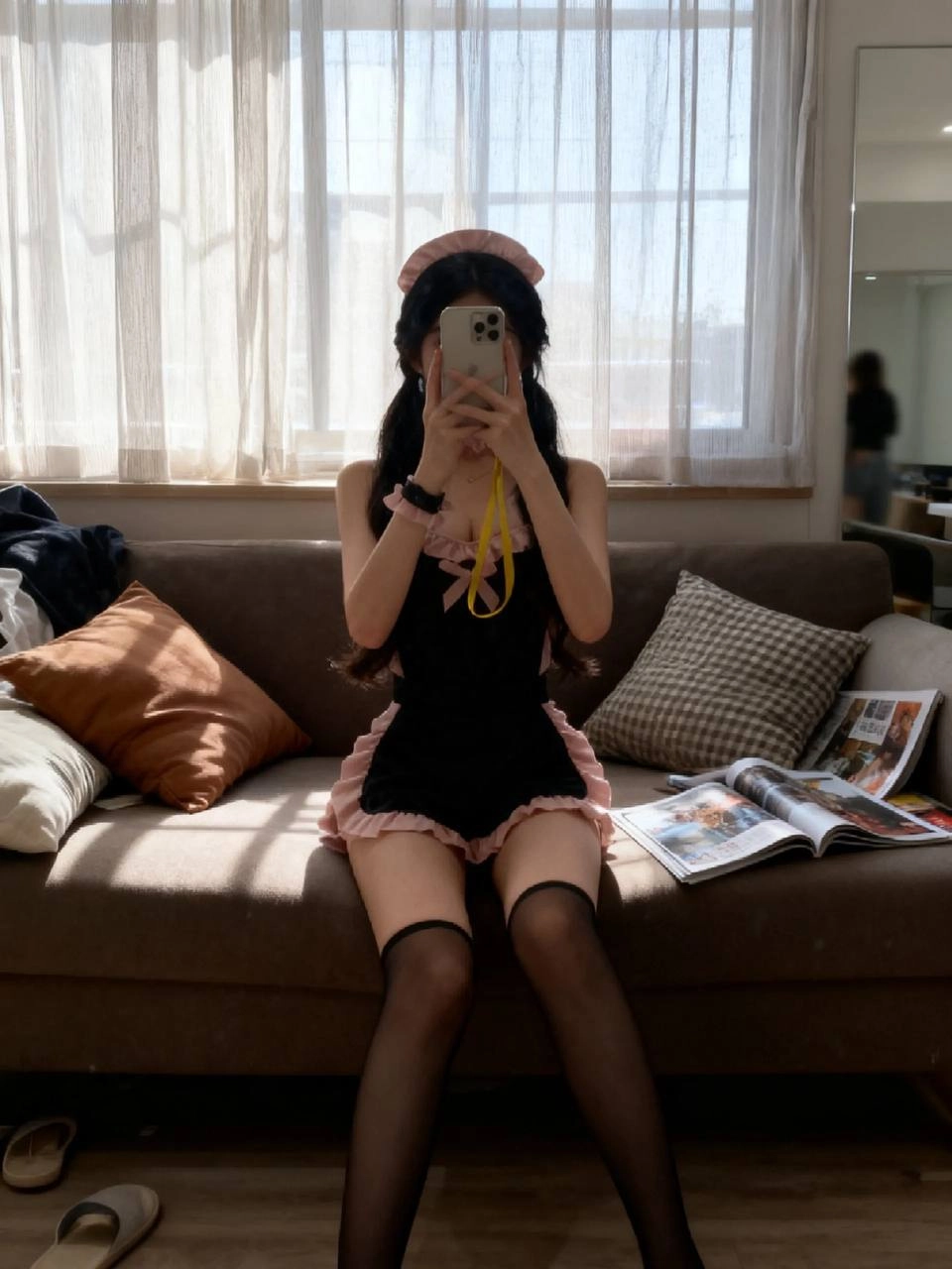 穿着女仆服的女人拍了一张自拍。