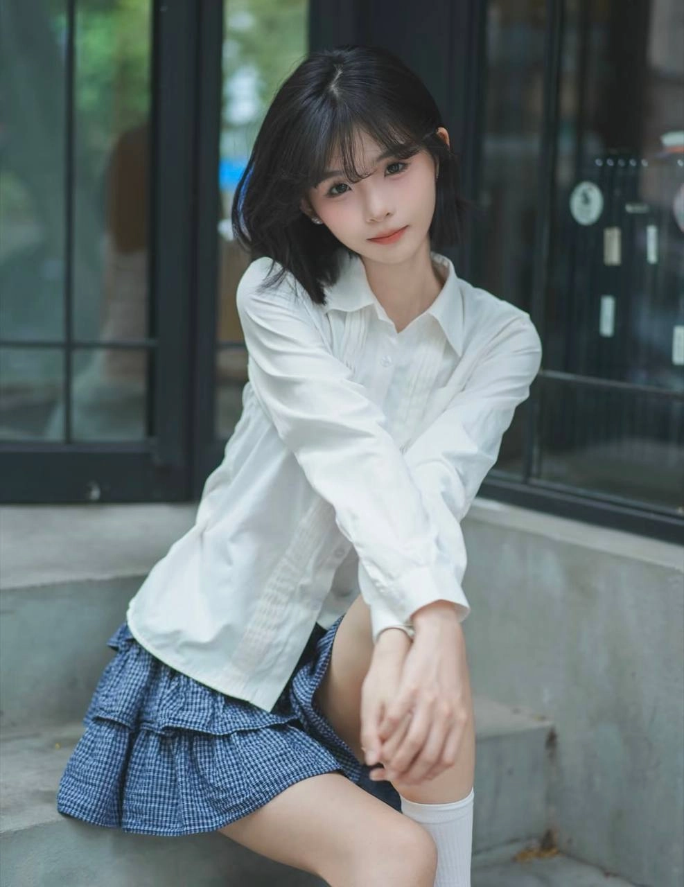 短发的女人为一张照片。