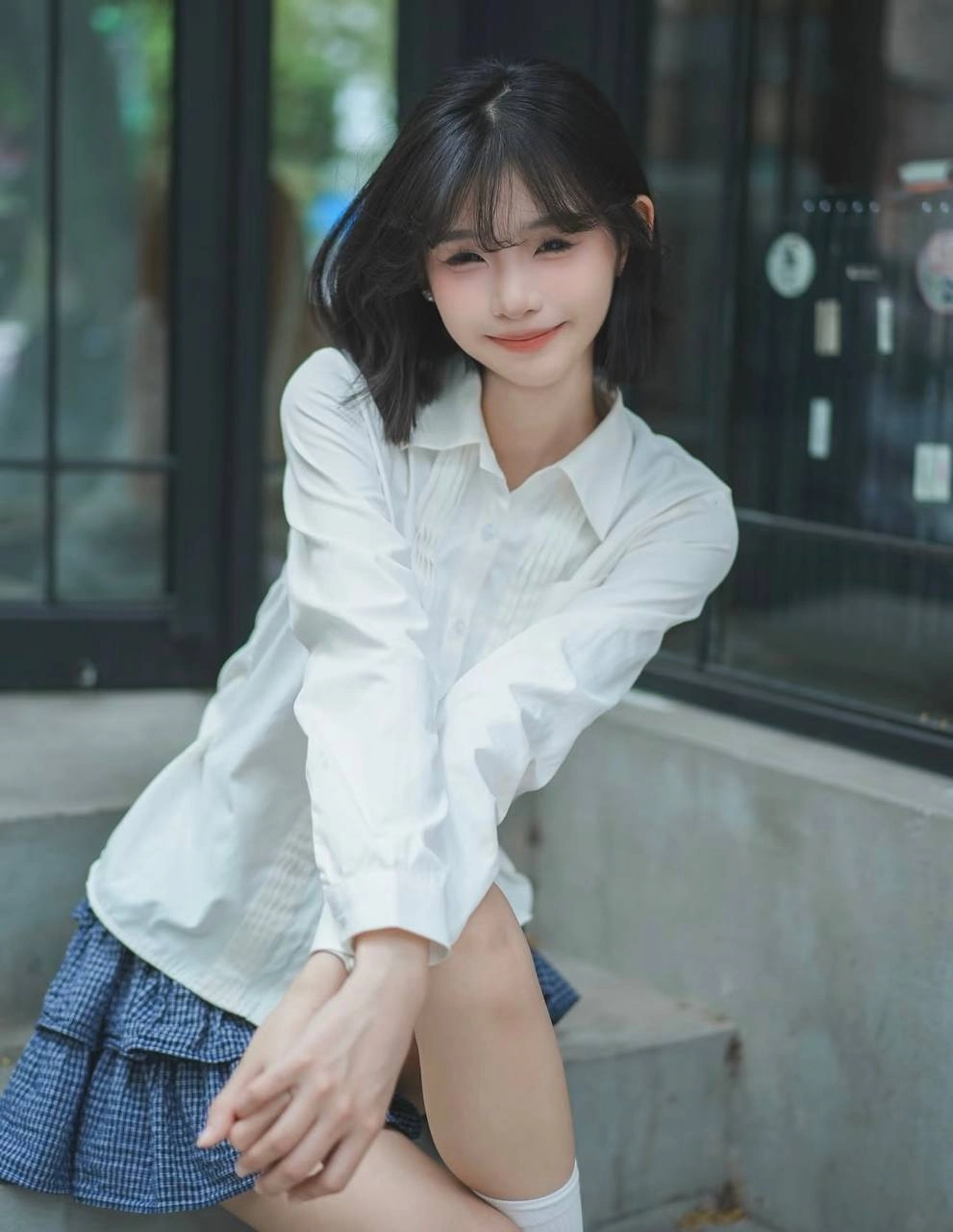 短发的女人为一张照片。