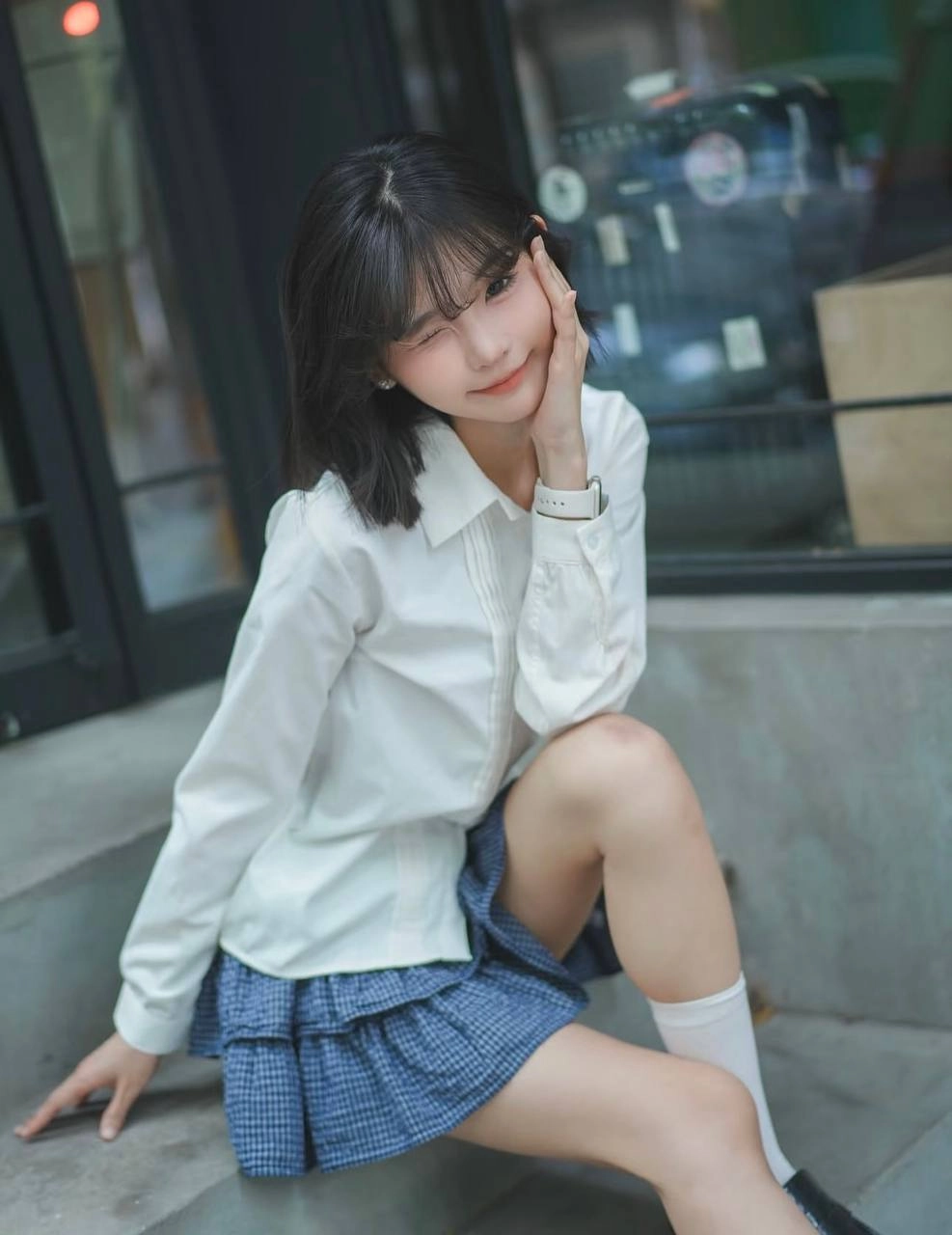 短发的女人为一张照片。