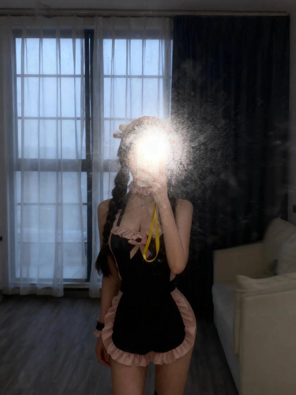 穿着女仆服的女人拍了一张自拍。
