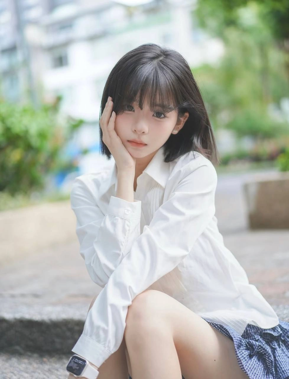 短发的女人为一张照片。