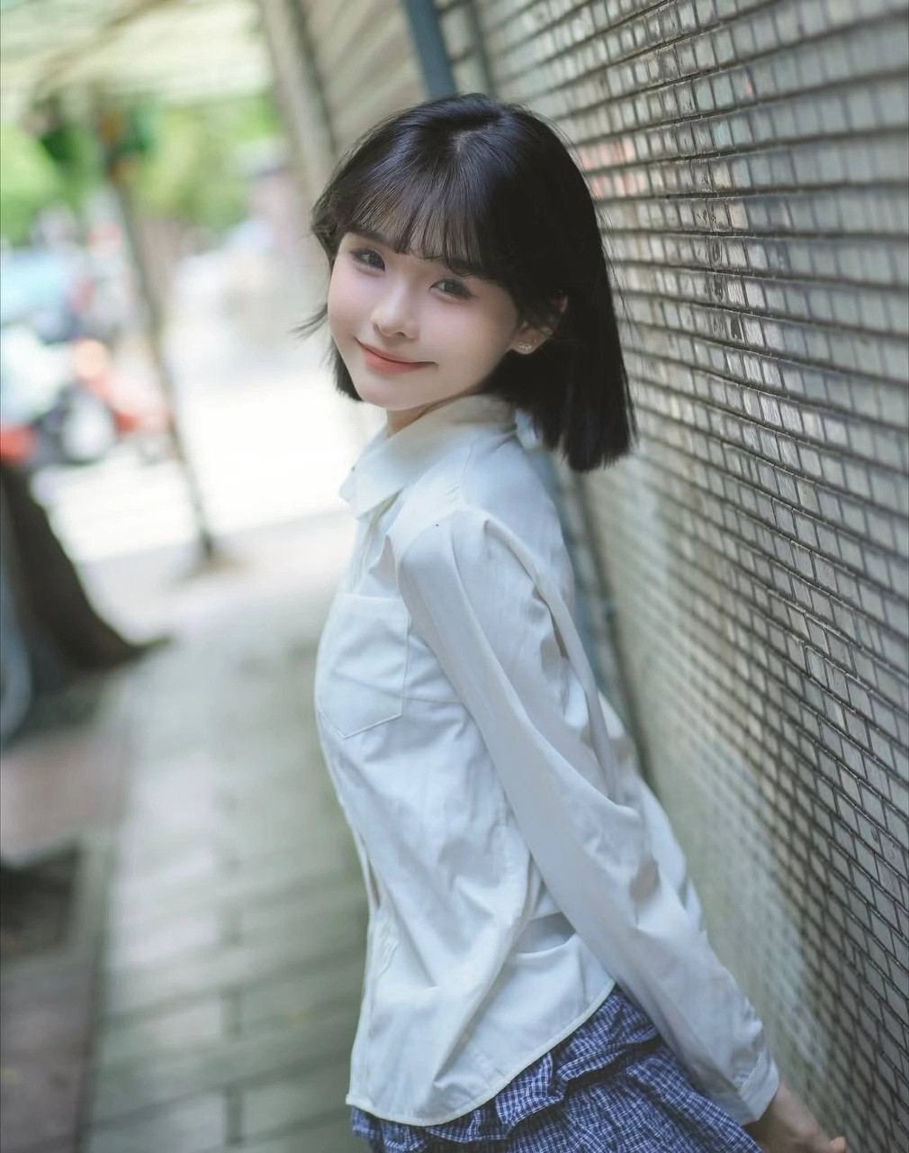 短发的女人为一张照片。