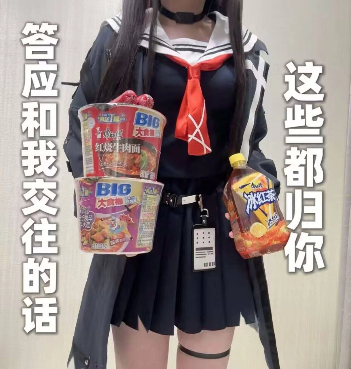 穿着黑色衣服的女人拿着两碗食物。