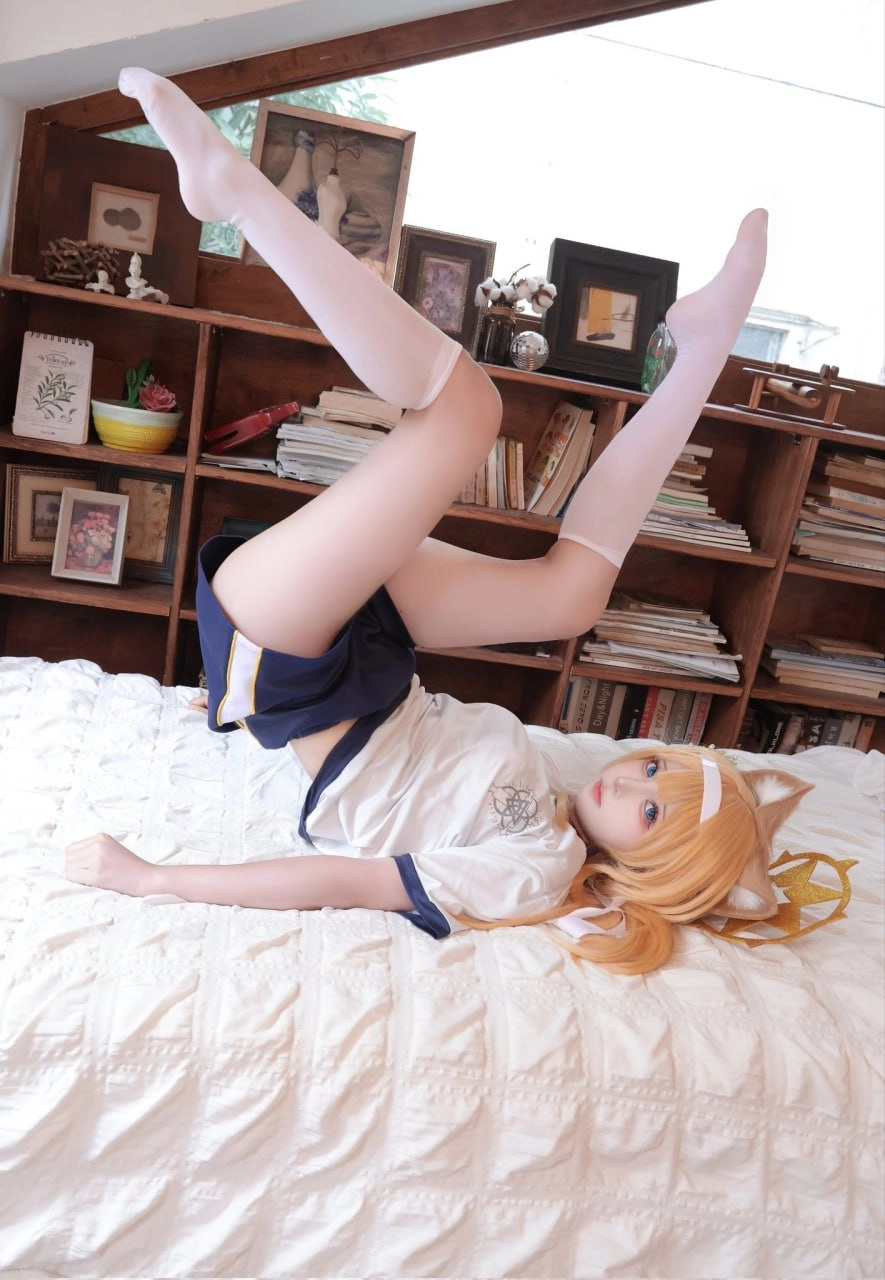 女人躺在床上,她的腿在空中。