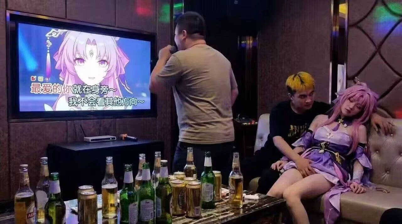 男人在电视上向一个女人展示一些东西。