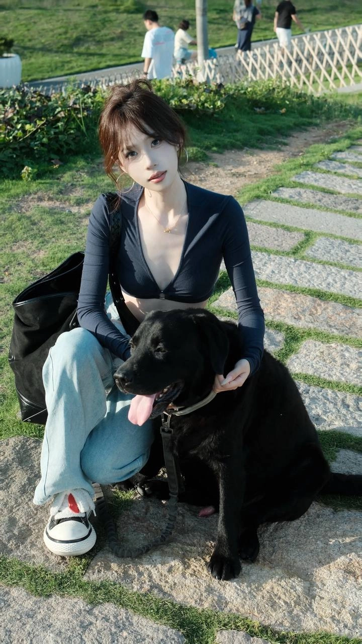 穿着蓝色衬衫和黑色钱包的女人。