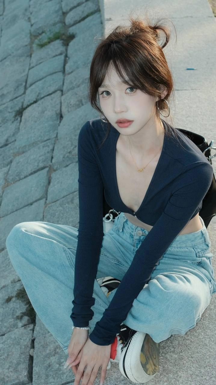 穿着蓝色衬衫和黑色钱包的女人。