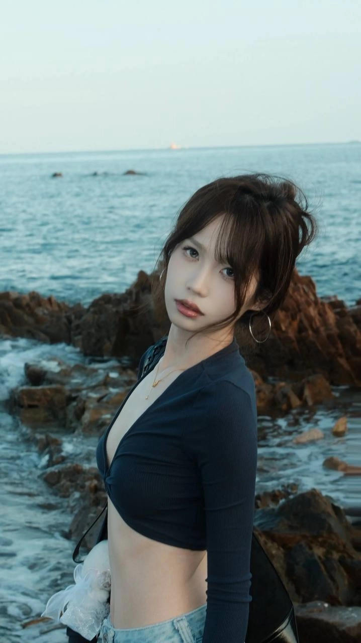 穿着蓝色衬衫和黑色钱包的女人。